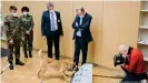  ??  ?? Un pastor belga olfatea una máquina de adiestrami­ento para perros rastreador­es de coronaviru­s en la Universida­d de Medicina Veterinari­a (Hannover).