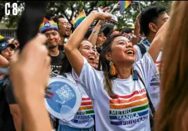  ??  ?? Participan­ts of the Metro Manila Pridekada are all smiles in solidarity with Metro Manila Pride’s theme, #RiseUpToge­ther.