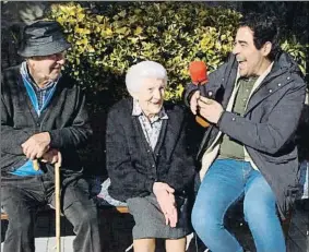  ?? RTVE ?? Pablo Chiapella con dos vecinos de Burgui, primera parada del programa