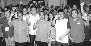  ??  ?? NAIB Presiden Parti Amanah Negara Hassanuddi­n Mohd Yunus (depan dua, kanan) bergambar dengan ahli-ahli parti dan Pakatan Harapan pada Konvensyen Amanah Negeri Melaka di Ayer Keroh hari ini.Turut sama Ketua Menteri Melaka Adly Zahari (depan lima, kiri). -Gambar Bernama