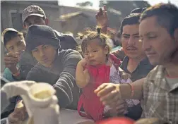  ??  ?? TENSIÓN. LOS MIGRANTES SE ASUSTARON EL FIN DE SEMANA CUANDO 500 RESIDENTES DE TIJUANA REALIZARON PROTESTAS.