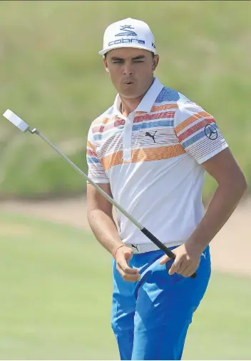  ?? RICHARD HEATHCOTE/GETTY IMAGES ?? Rickie Fowler putts on the third green during the first round of the U.S. Open on Thursday in Erin, Wis. Fowler tied a championsh­ip record on Thursday, shooting a 7-under 65.