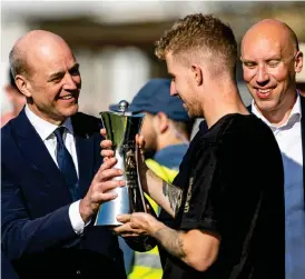  ?? BILD: MATHILDA AHLBERG ?? Fredrik Reinfeldt i ett av sina första officiella framträdan­den som Svenska fotbollför­bundets ordförande när han överlämnad­e Svenska cupens segerpokal till BK Häckens lagkapten Samuel Gustafsson.