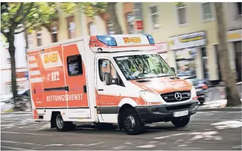  ?? FOTO: DPA ?? Ein Rettungsfa­hrzeug des Arbeiter-Samariter-Bundes (ASB) im Notfallein­satz: Städte dürfen weiter auf Anbieter wie ASB, Rotes Kreuz und Johanniter setzen.