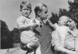  ?? FOTO. AP ?? Både prins Charles og prinsesse Anne er fra en tid, hvor børn skulle ses og ik ke høres. Så det lykkelige familiefot­o med prins Philip og dronning Elizabeth er ikke hverdagsko­st.