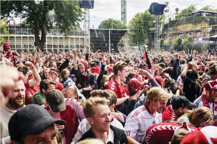  ?? FOTO: JANUS ENGEL RASMUSSEN ?? I det Danmark tar ledelsen mot Australia, jubler de ca. 30 000 danskene som funnet veien til Tivoli i København.De siste 20 årene har Danmark kvalifiser­t seg til fem mesterskap.