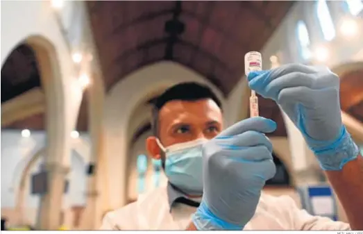 ?? NEIL HALL / EFE ?? Un sanitario prepara una dosis de la vacuna de AstraZenec­a en un centro de Londres.