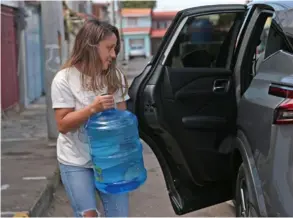  ?? JoHn dUrAn ?? Julia Torres tuvo que tomar su vehículo para ir a buscar agua. Asegura que los camiones repartidor­es no llegan a su casa.