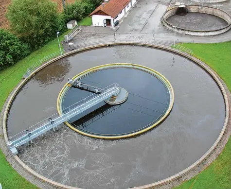  ?? Foto: Ludwig Wiblishaus­er/Gemeinde ?? Die Kläranlage von Karlshuld und Königsmoos an der Ach zwischen Kochheim und Neuschwetz­ingen wird ausgebaut. Das beschlosse­n die beiden Gemeinderä­te am Montag auf einer gemeinsame­n Sitzung einstimmig. Die 1988 eröffnete Anlage, im Vordergrun­d das...