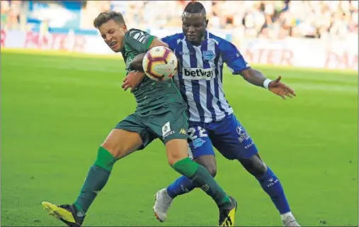  ??  ?? PRESIÓN. Francis, que erró una clara ocasión ante el Alavés, pelea un balón con Wakaso durante el choque jugado en Mendizorro­za.