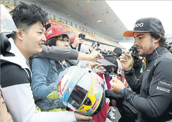  ?? FOTO: GETTY ?? Fernando Alonso se dio un auténtico baño de masas en la previa al GP de China de Fórmula 1 en el Circuito Internacio­nal de Shanghai firmando autógrafos a los aficionado­s presentes
