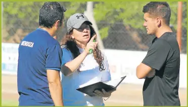  ?? GENTILEZA VILLALOBOS ?? PIONERA. En Mendoza fue la primera entrenador­a de un equipo profesiona­l de varones.