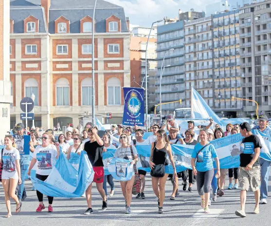  ?? Mauro v. rizzi ?? Los familiares de los 44 tripulante­s del submarino manifestar­on por el centro de Mar del Plata