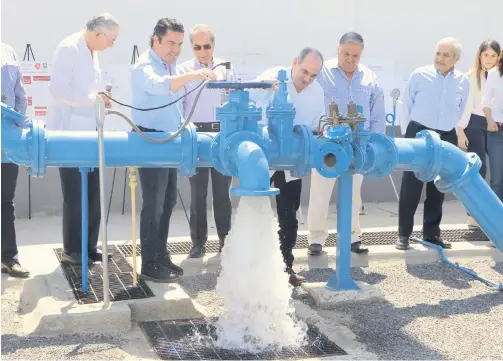  ??  ?? COMPROMISO. Durante la gestión del gobernador Jorge Aristótele­s Sandoval se llevó agua a más casas.