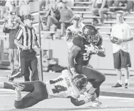  ?? Leslie Plaza Johnson / Chronicle ?? Owls running back Samuel Stewart carries the ball for an offense that outgained the Roadrunner­s 351 yards to 334 but couldn’t capitalize on a late chance to win.