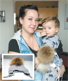  ?? PHOTOS BEN PELOSSE ?? Joanie Lessard-Roy a acheté pour son fils des tuques de la compagnie Mpompon. L’une est notamment décousue (en mortaise).