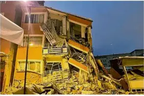  ?? Foto: Uncredited/depo Photos/ap/dpa ?? Ein eingestürz­tes Gebäude im südtürkisc­hen Pazarcik.