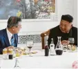  ?? Foto: afp ?? Rotwein Diplomatie: Moon Jae In und Kim Jong Un beim Essen.