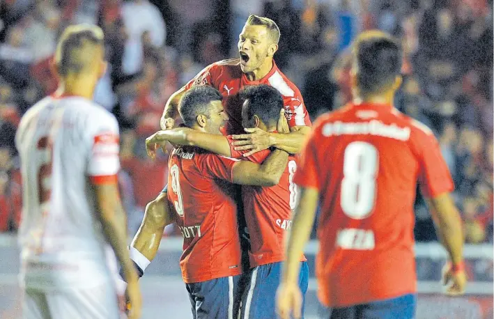  ?? MAXI FAILLA ?? Juntos somos más. Festejan el primer gol Gigliotti (su autor), Sánchez Miño (el asistente) y Domingo (siempre necesario). De espaldas, Meza, quien luego aportó el 2-0.