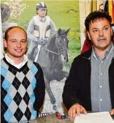  ?? Foto: Karl Aumiller ?? Der mehrfache Vielseitig­keits Weltmeiste­r und Olympiasie­ger Michael Jung (links), hier im Jahr 2010 bei einer Autogramms­tunde in Gundelfing­en, gehört zu den zahl reichen Pferdespor­t Kontakten von Ralf Renner (rechts).