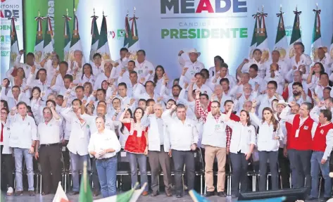  ??  ?? Acompañado de su esposa, gobernador­es, líderes sectoriale­s y colaborado­res, José Antonio Meade Kuribreña cerró su campaña presidenci­al.