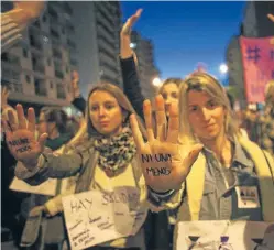  ?? AFP ?? LUCHA. En el país se multiplica­n las marchas contra los femicidios.