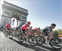  ??  ?? Cierre. El ciclista ecuatorian­o (d) durante la última etapa de la ronda gala.