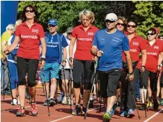  ??  ?? Eine glänzende Kondition bewiesen die Powermädls des SV Ottmarshau­sen, die auch nach 9,5 Kilometern Nordic Walking noch genügend Luft zum Ratschen hatten.