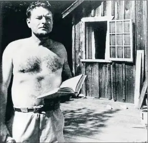  ?? JOHN SPRINGER COLLECTION / GETTY ?? Malcolm Lowry (1909-1957) en la cabaña de la playa Dollarton