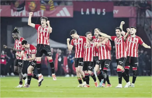  ?? Cristina Quicler / Afp ?? Los futbolista­s del Athletic celebran el triunfo en la Copa del Rey durante la tanda de penaltis que decidió la final frente al Mallorca en La Cartuja.