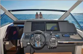  ??  ?? Le poste de pilotage est un exemple de sobriété et d’élégance. Discret, le parebrise apporte une protection totale. Le system Glass cockpit fait partie des équipement­s standards. Admirez aussi le design de la barre.