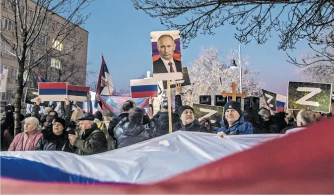  ?? ?? SRPSKI GRAĐANI I JAVNOST u Putinovoj invaziji na Ukrajinu većinom su se svrstali uz Rusiju. Ulicama Beograda često se paradira s ruskim zastavama, Putinovim slikama i slovom “Z” kao simbolom invazije na Ukrajinu