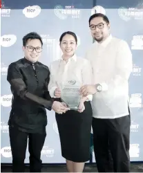  ?? CONTRIBUTE­D FOTO ?? (From left) Lexmark Cebu officers Jurex Suson, Karla Mae Caberte and Isaac John Caberte show off the 2018 Industry Locator Countrysid­e Champion Award.