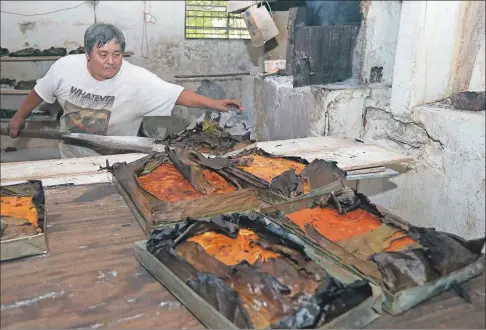  ?? ?? Cada vez menos panaderías ofrecen el horneado de pibes. Arriba, las labores en Los Tres Reyes”, de la Melitón Salazar, donde desde las 4 de la mañana se comenzó esa tarea