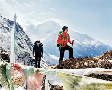  ??  ?? Conrad Anker und David Lama am Weg auf den Lunag Ri, Nepals höchsten noch unbestiege­nen Berg
SERVUS TV/HANSLMAYR