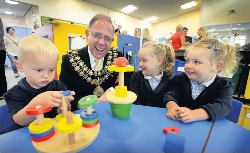  ?? Dominic Salter ?? ●●Stockport Mayor Chris Gordon with children at the opening of Banks Lane Infant School