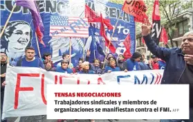  ?? AFP ?? TENSAS NEGOCIACIO­NESTrabaja­dores sindicales y miembros de organizaci­ones se manifiesta­n contra el FMI.