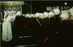  ?? Foto: archiv České televize ?? Hlavně klid Jaroslav Kohák se snaží večer 17. listopadu 1989 uklidňovat vyhrocenou situaci na Národní třídě.