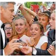  ?? FOTO: DPA ?? Clooney mit Fans am Lido.