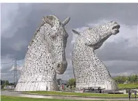  ??  ?? Die 30 Meter hohen Kelpies bei Falkirk bestehen aus Stahl und sind zusammen 600 Tonnen schwer.