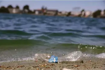  ?? Lea Suzuki / The Chronicle ?? A plastic bottle idles at Erckenbrac­k Park in Foster City. Erckenbrac­k Park joins Marlin Park and Lakeshore Park on Heal the Bay’s list of California’s dirtiest beaches.