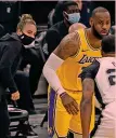  ?? AFP ?? Con LeBron LeBron James contro Rudy Gay nel match dell’esordio di Becky Hammon, sullo sfondo