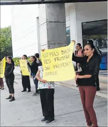  ?? ARCHIVO ?? Protesta. Padres de familia y estudiante­s manifiesta­n rechazo a la prueba.