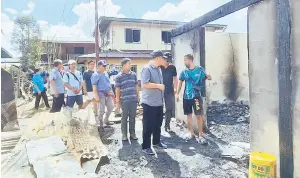  ?? ?? TINJAU: Robert turut meninjau ke lokasi rumah-rumah yang musnah terbakar dalam kejadian pada Sabtu.