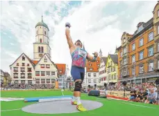  ?? FOTO: STADT ?? 350 Quadratmet­er Verbundpla­tten müssen für die Kugelstoßa­nlage auf dem Biberacher Marktplatz zusammenge­baut werden.