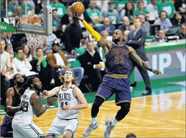  ??  ?? MAJESTUOSO. LeBron James penetra sin oposición tras hacer una finta de pase que confundió a Olynyk.