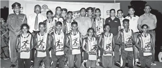  ??  ?? Winners and runners-up with Chief Guest Akila Viraj Kariyawasa­m and officials