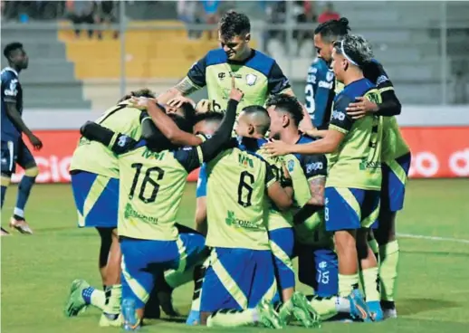  ?? ?? FELICIDAD OLANCHANA. Los jugadores del Olancho FC festejan el gol de Christian Cálix que le dio el triunfo anoche a su equipo.