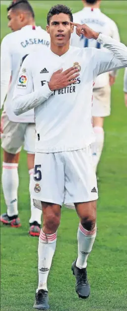  ??  ?? Varane se toca el escudo tras su segundo gol al Huesca, el del triunfo.