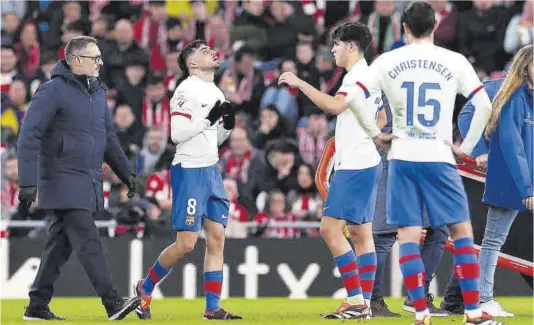  ?? Valentí Enrich ?? Pau Cubarsí consuela a Pedri tras sufrir el pasado domingo una lesión muscular en el duelo con el Athletic en San Mamés.